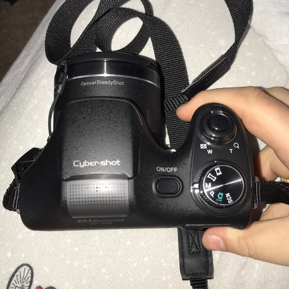 Sony cybershot Camera - Picture 3 of 7